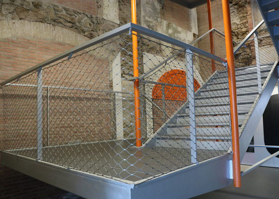 Malla excelente SS304 de la escalera de la hebilla de la flexibilidad 2,0 agujero del alambre 50x50 milímetros del milímetro