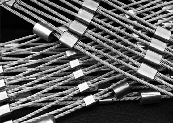 El diamante neto que sube forma la malla de la cuerda de 316 virolas